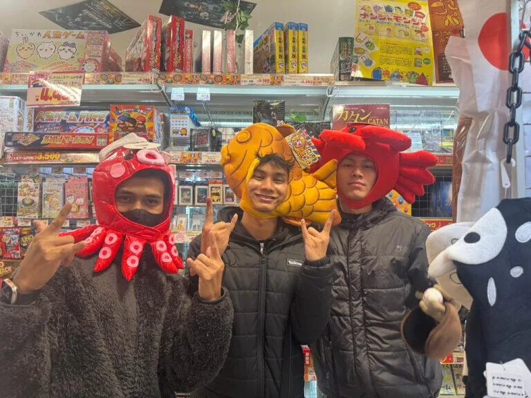 Pekerja ikut serta dalam festival lokal di Jepang.